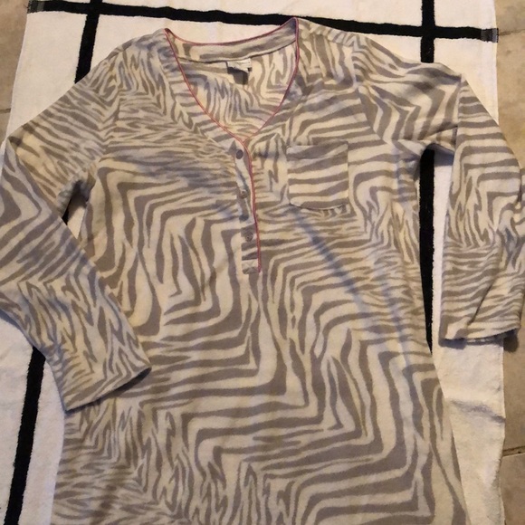 NWOT Jaclyn Smith Sleep Shirt. Gray/Off White. Pink piping detail.  Large. Soft - Picture 2 of 14